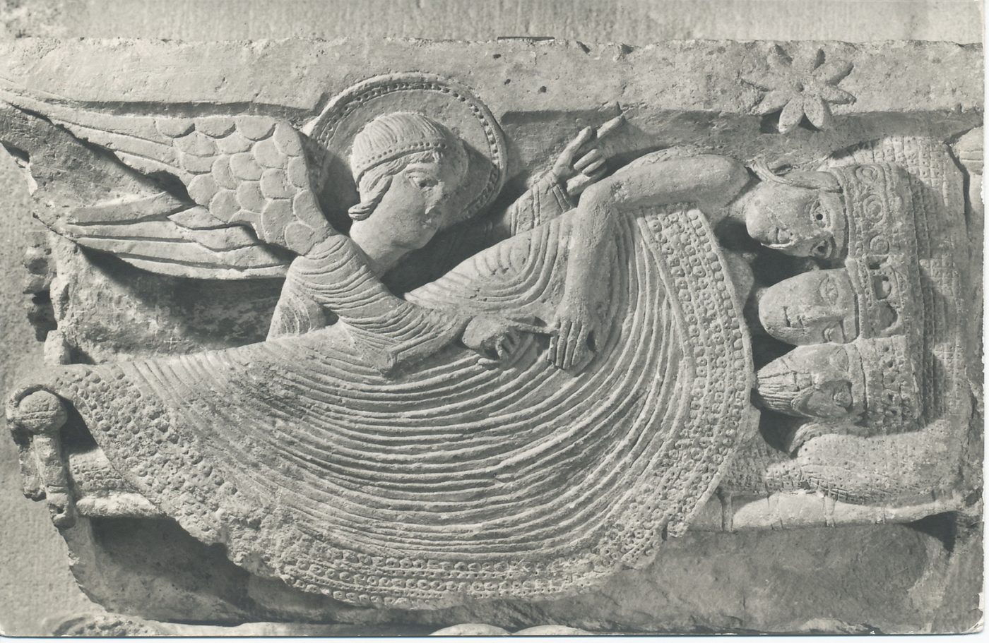 Cathédrale d'Autun. Un ange avertit les mages en songe. Sculpture de Gislebert (vers 1130)