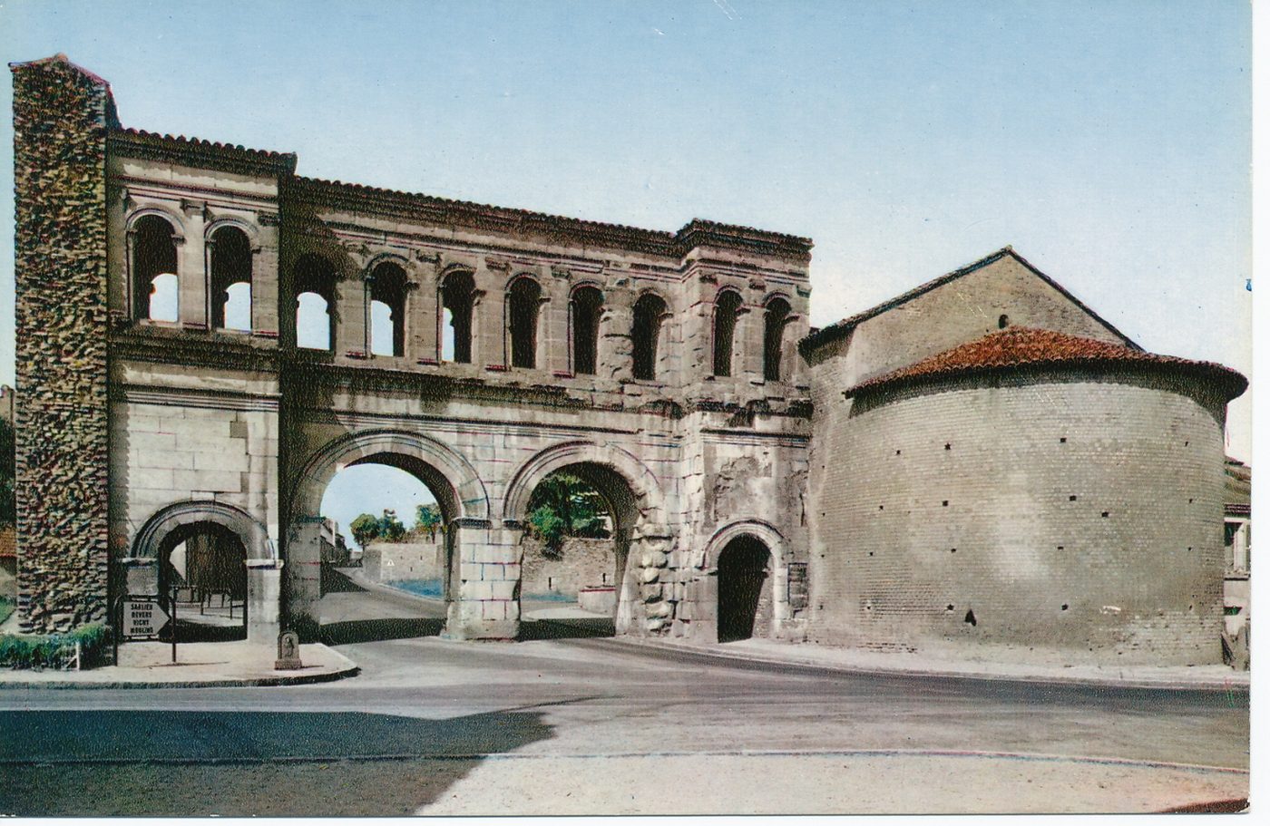 Autun antique. Porte de Saint-André, édifice romain élevé l'an 69 de notre ère.