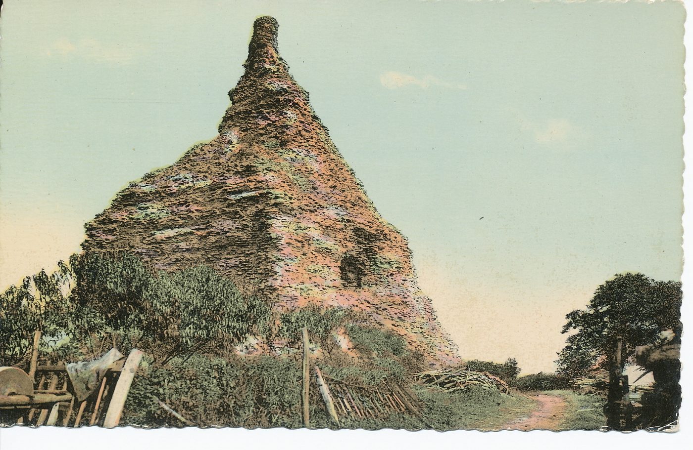 Autun. La pierre de Couhard. Cette pyramide de 23 m de haut sur 23 m de large a dû servir de tombeau à Divitiacus, ami de César et daterait du règne de Vespasien au 1er s.