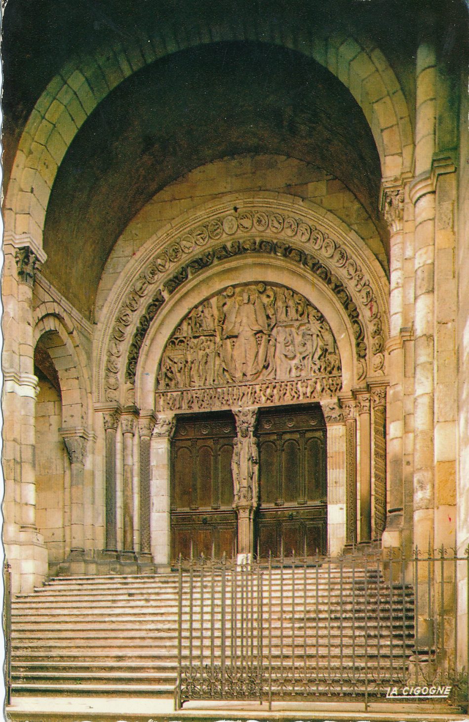 Autun. Portail roman et tympan de la cathédrale Saint-Lazare représentant le jugement dernier. Chef d'oeuvre du sculpteur Gislebert (XIIe s.).