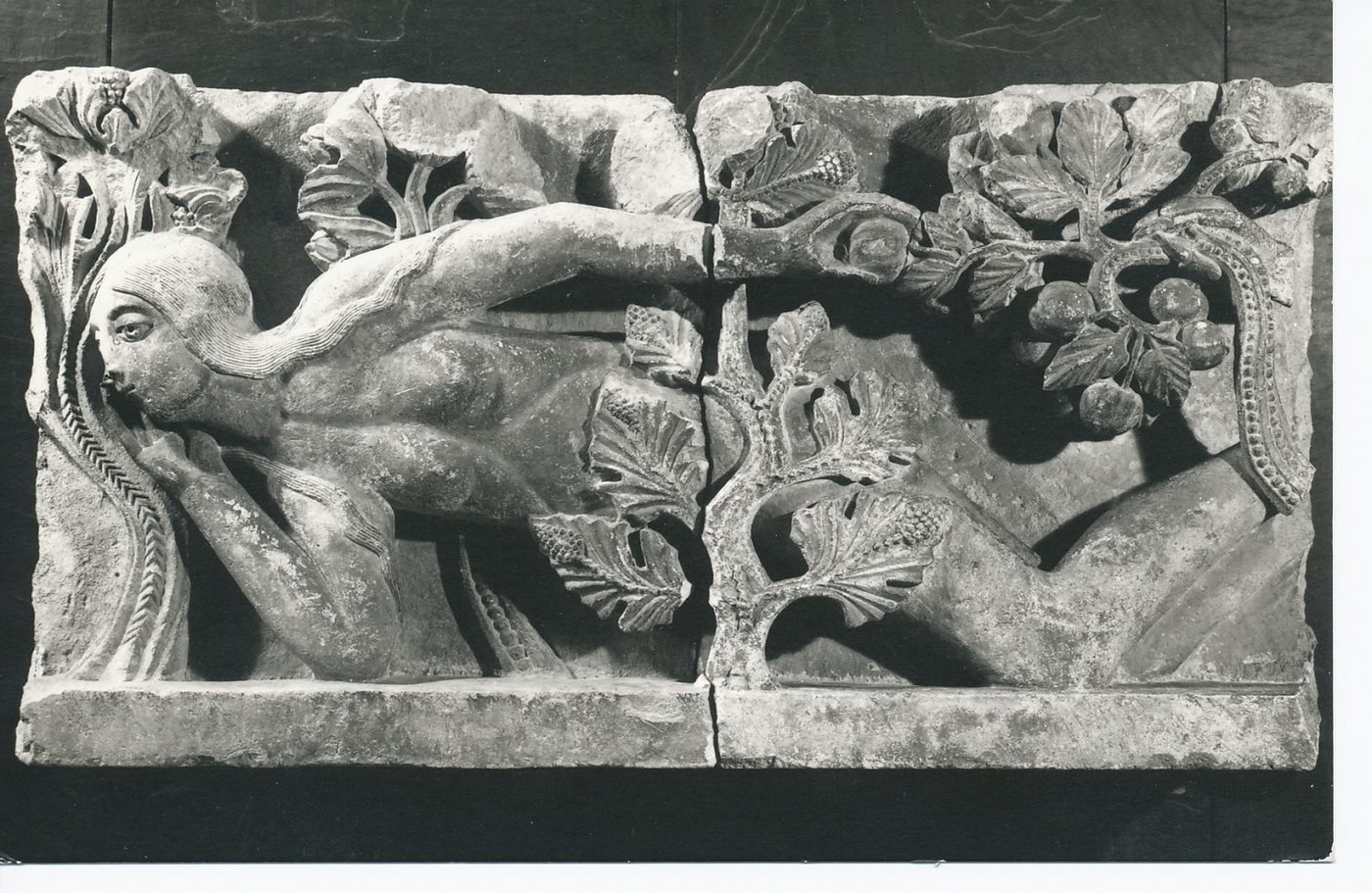 Autun. Musée Rolin. La tentation d'Eve (XIIe s.).