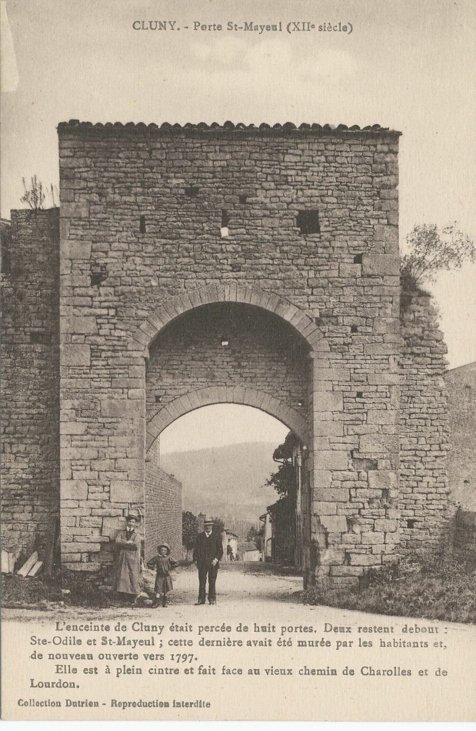Cluny. Porte Saint-Mayeul (XIIe s.). L'enceinte de Cluny était percée de huit portes. Deux restent debout : Sainte-Odile et Saint-Mayeul ; cette dernière avait été murée par les habitants et, de nouveaux ouverte vers 1797. Elle est à plein cintre et fait face au vieux chemin de Charolles et de Lourdon.