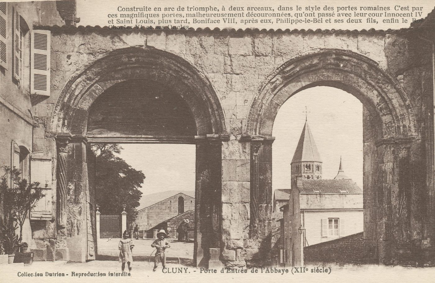 Construite en arc de triomphe, à deux arceaux, dans le style des portes romaines. C'est par ces magnifiques portes, malheureusement découronnées, qu'ont passé avec leur cour Innocent IV et Saint-Louis, plus tard, Boniface VIII, après eux, Philippe-le-Bel et ses deux fils, enfin le roi Charles VI et ses oncles.