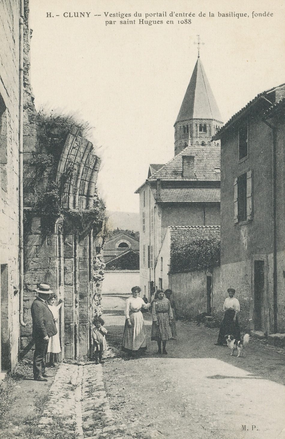 Cluny. Vestiges du portail d'entrée de la basilique (fondée par Saint-Hugues en 1088)