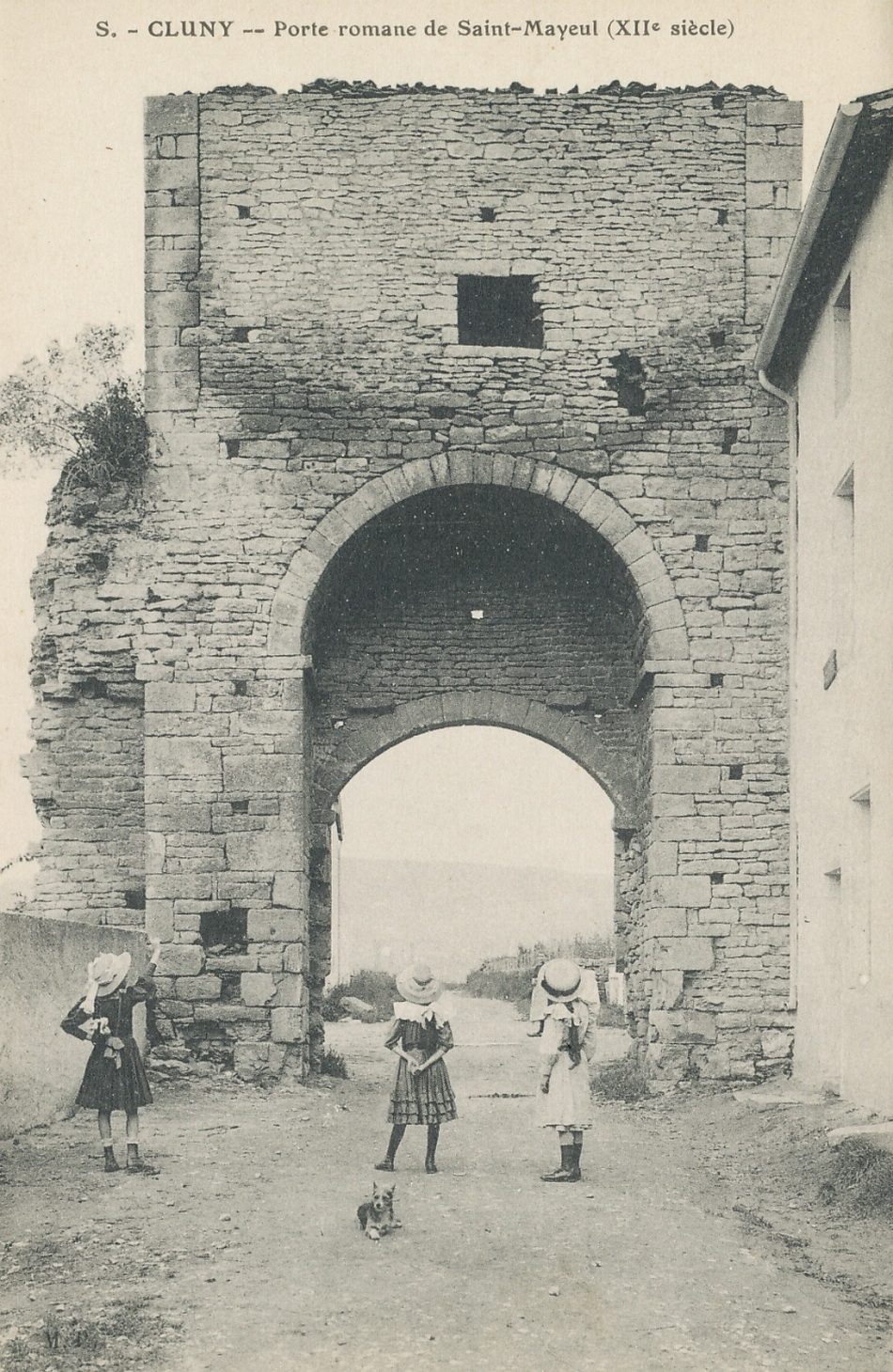 Cluny. Porte romane de Saint-Mayeul (XIIe s.).