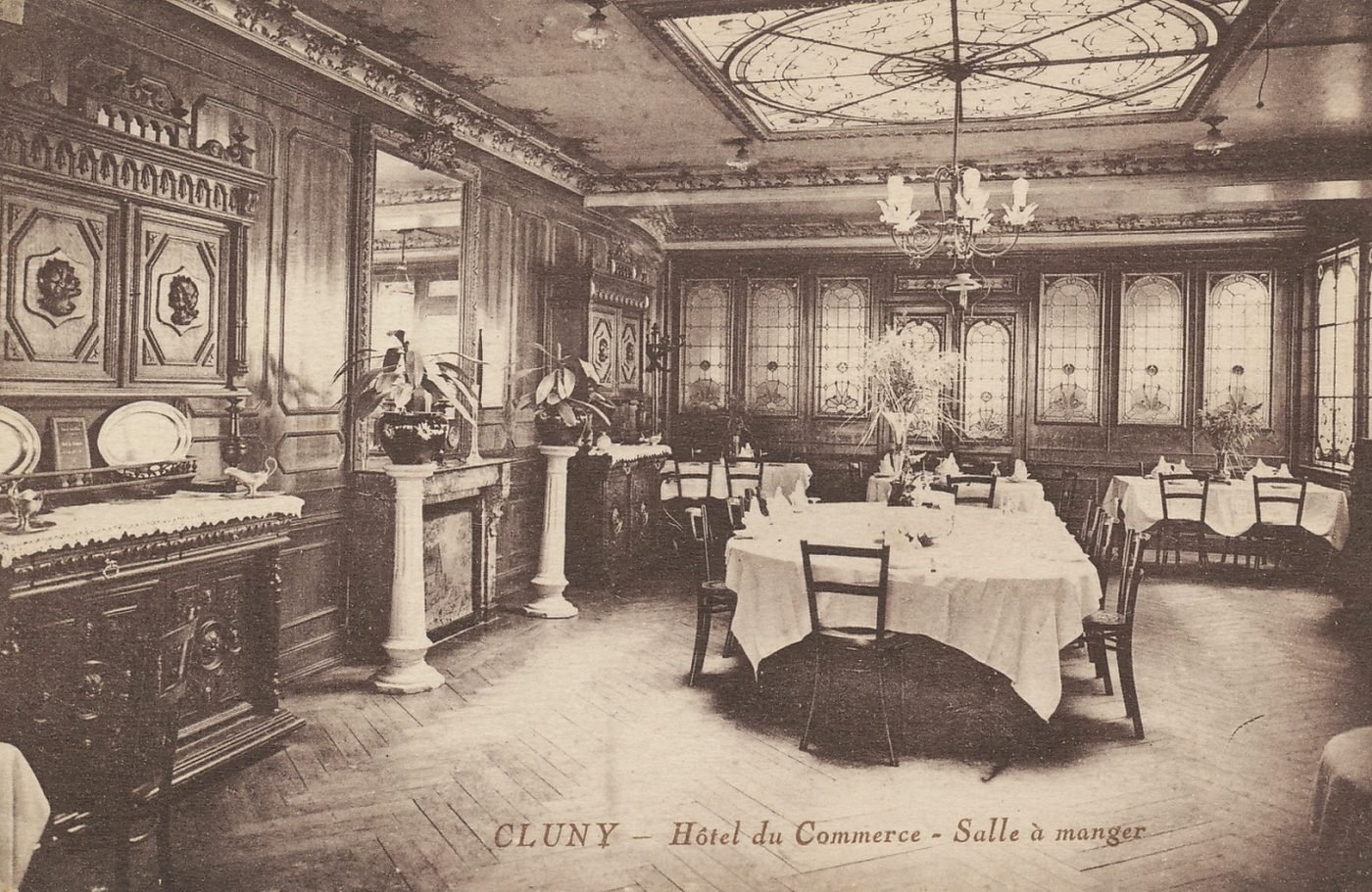Cluny. Hôtel du Commerce. Salle à manger.