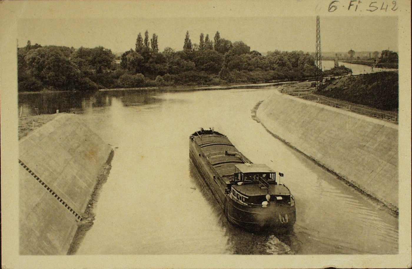 Bragny-sur-Saône. Bateau sortant de la nouvelle écluse.