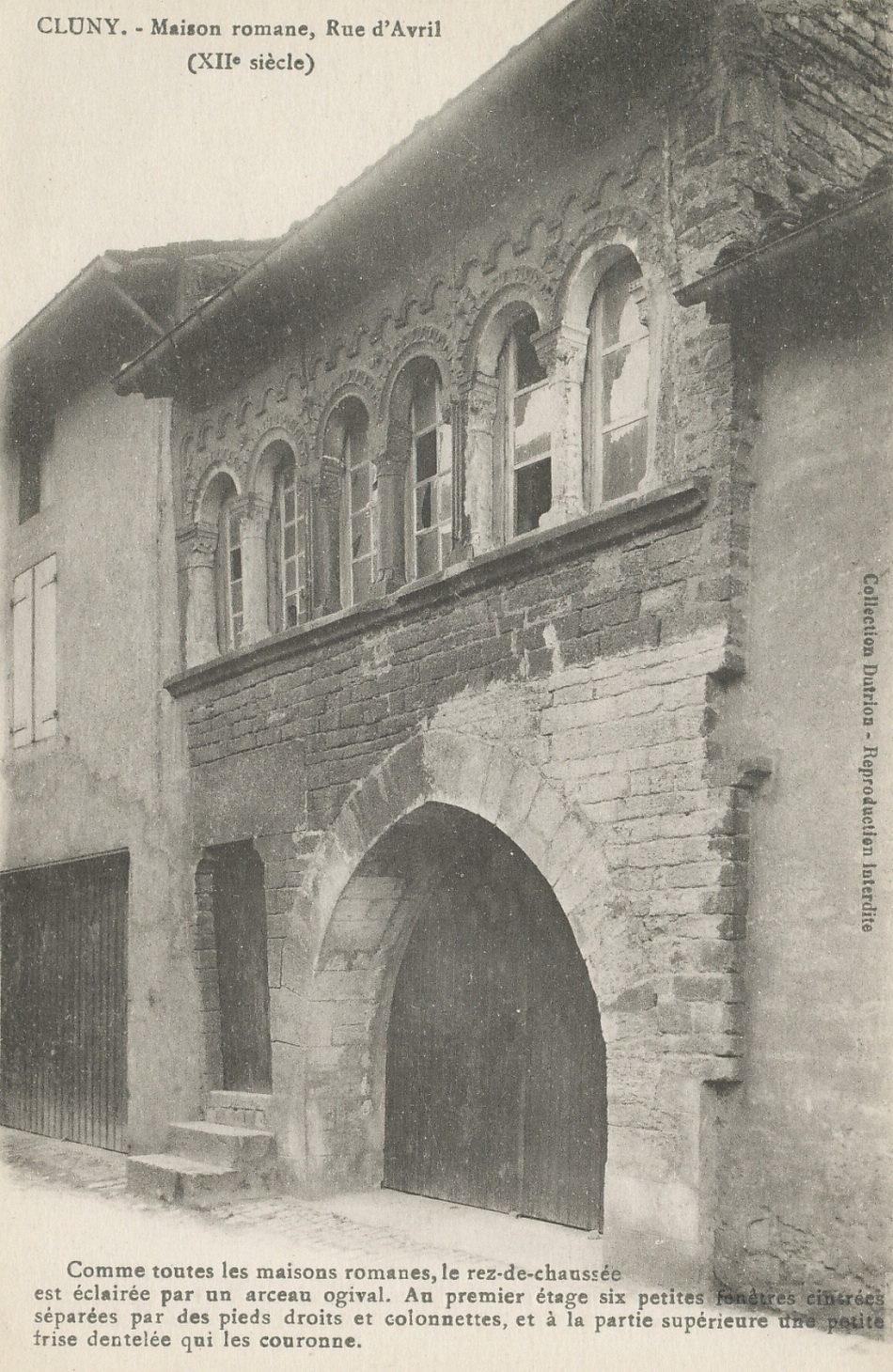 Cluny. Maison romane, rue d'avril (XIIe s.). Comme toutes les maisons romanes, le rez-de-chaussée est éclairé par un arceau ogival. Au premier étage six petites fenêtres cintrées séparées par des pieds droits et colonnettes, et à la partie supérieure une petite frise dentelée qui les couronne.