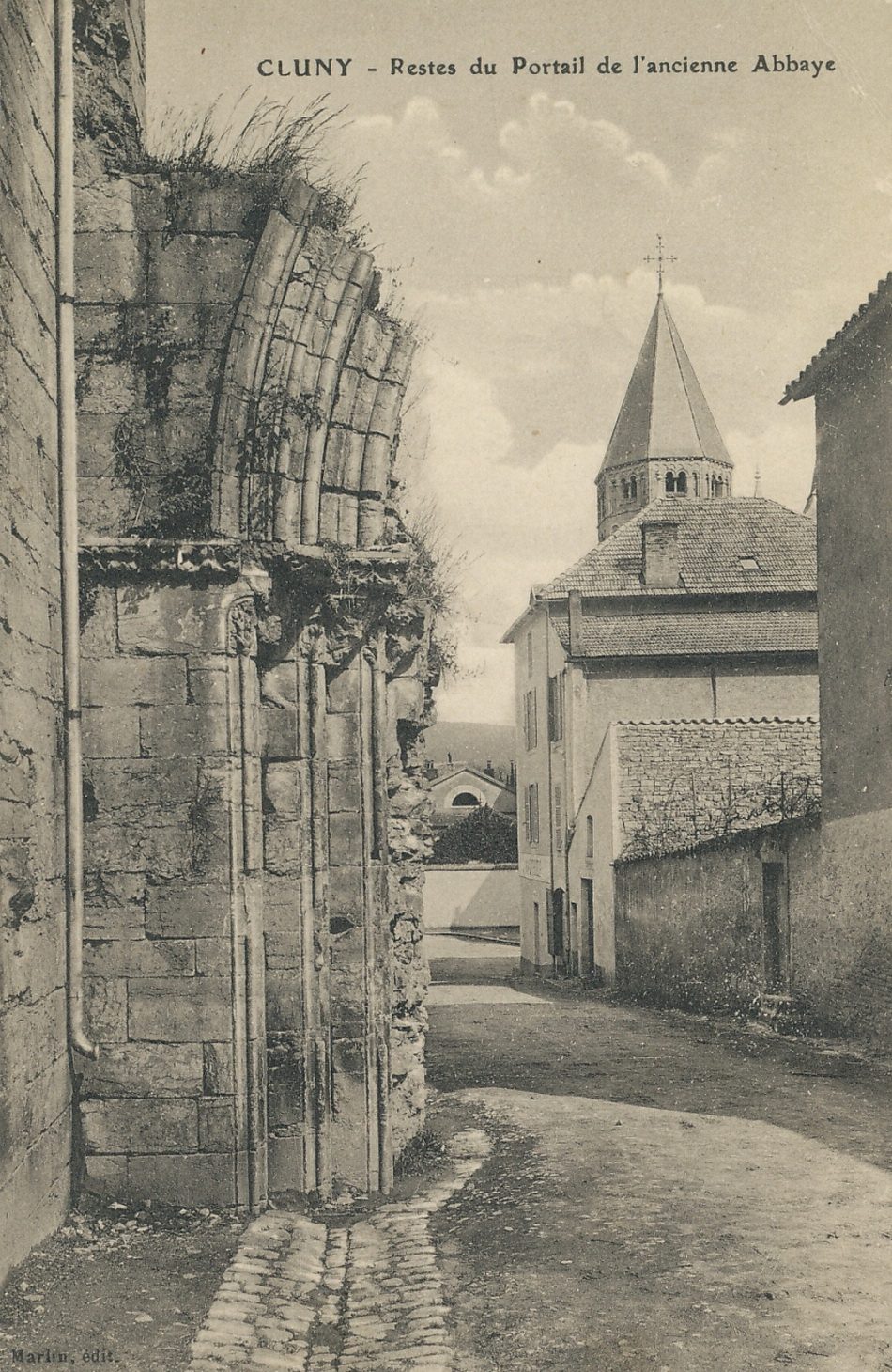 Cluny. Restes du portail de l'ancienne abbaye.