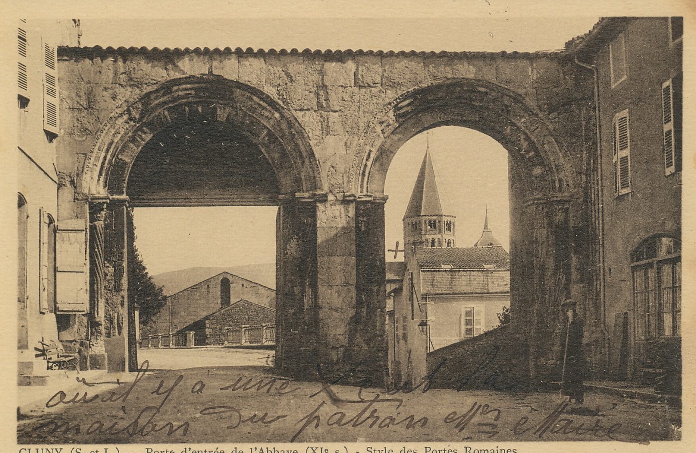 Cluny. Porte d'entrée de l'Abbaye (XIe s.). Style des portes romaines.