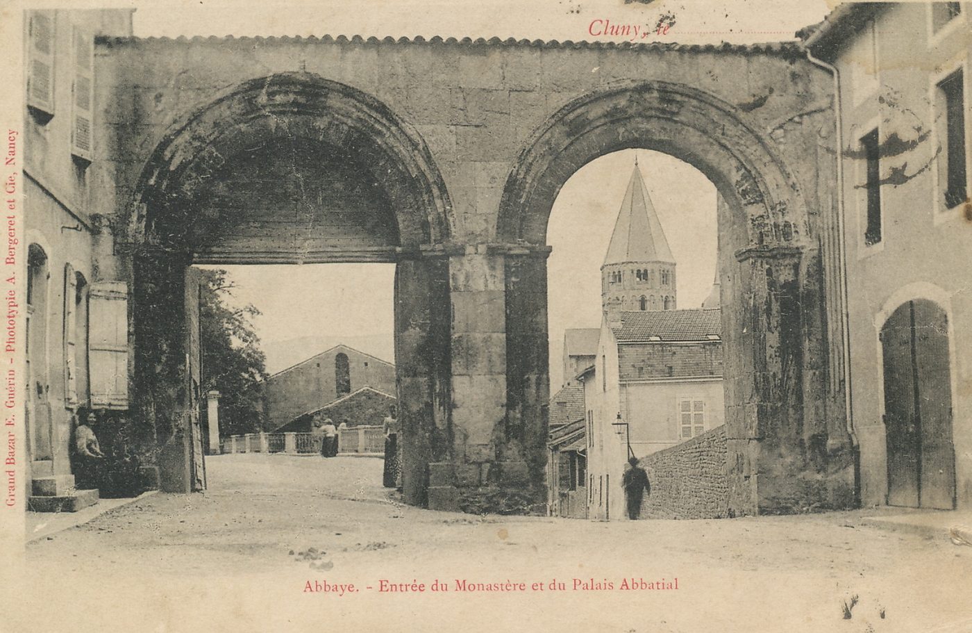 Abbaye. Entrée du monastère et du palais abbatial.