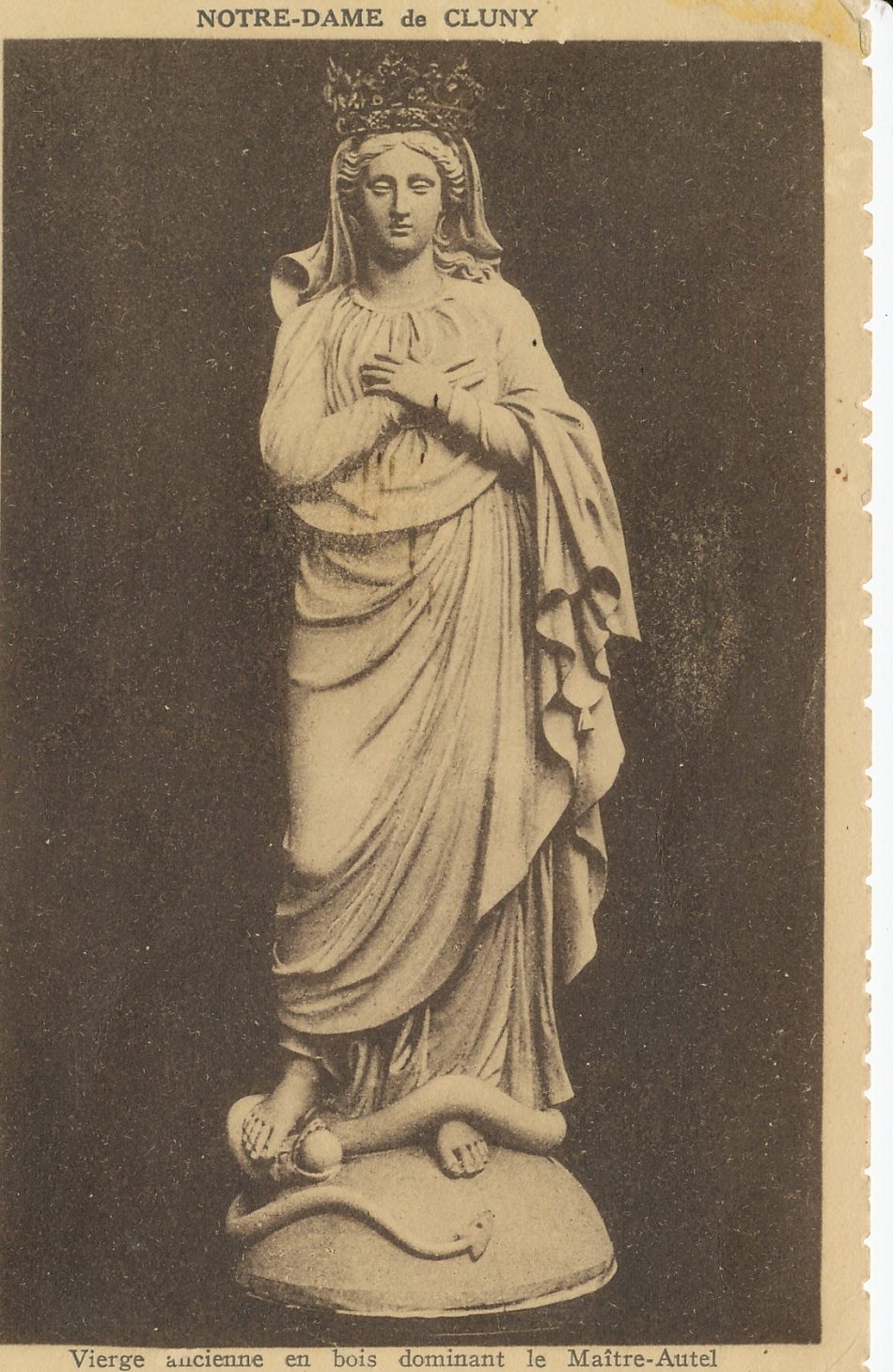 Notre-Dame de Cluny. Vierge ancienne en bois dominant le maître-autel. L'église est du XIIIe s. (1250-1275) avec des parties datant du XIIe s.