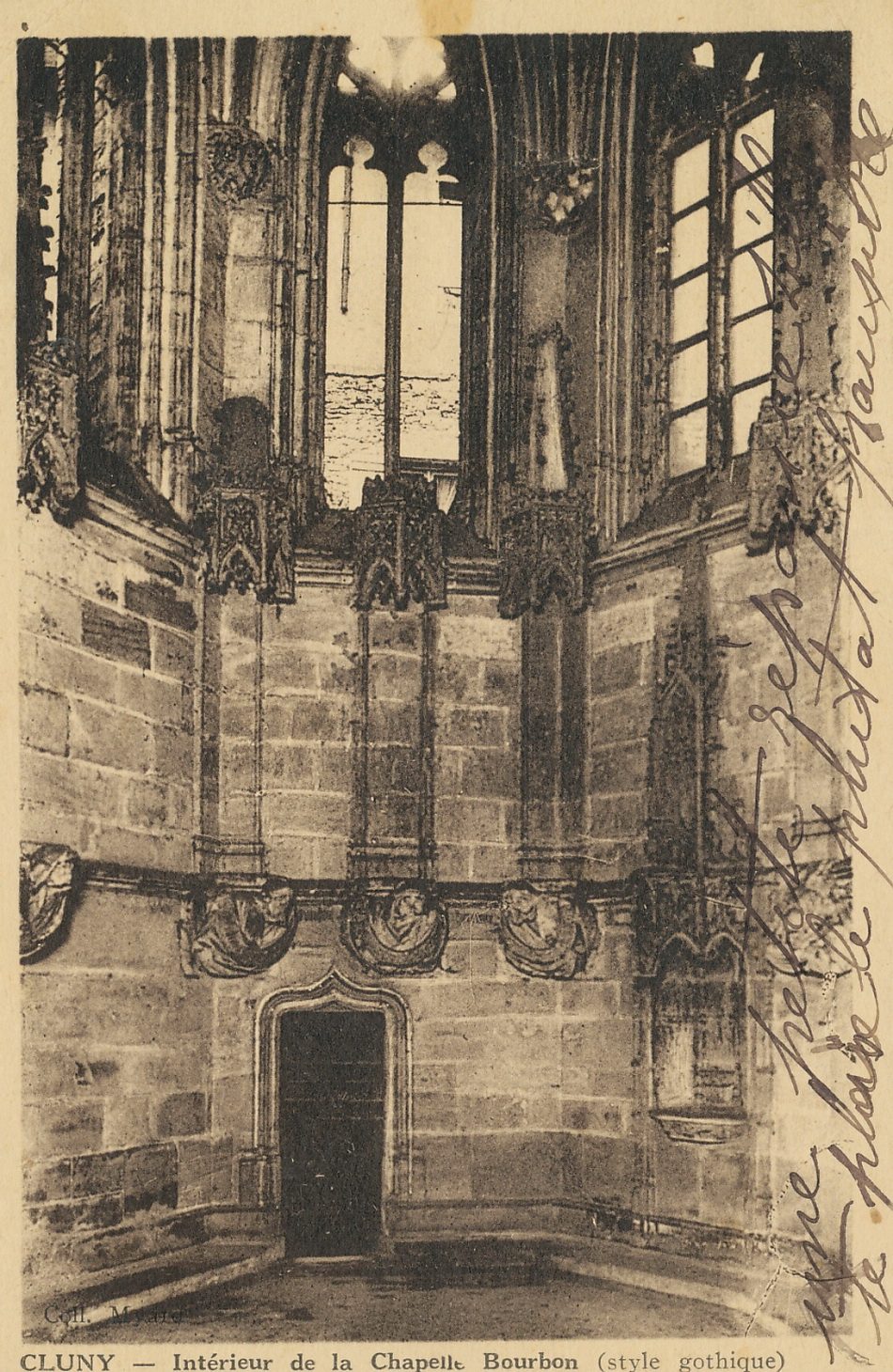 Cluny. Intérieur de la chapelle Bourbon (style gothique).