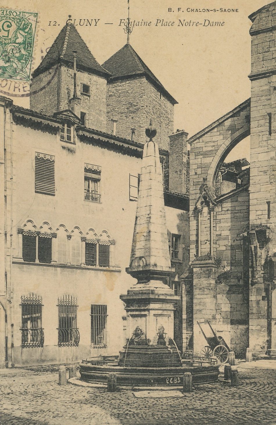 Cluny. Fontaine place Notre-Dame.