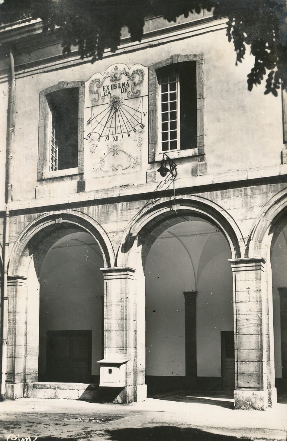 Cluny. L'abbaye. Cour du cloître et le cadran solaire (XVIIIe s.).
