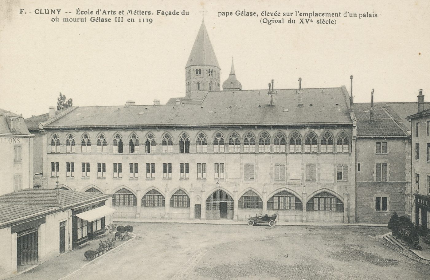 Cluny. Ecole d'Arts et Métiers. Façade du pape Gélase, élevé sur l'emplacement d'un palais où mourut Gélase III en 1119 (Ogival du XVe s.).