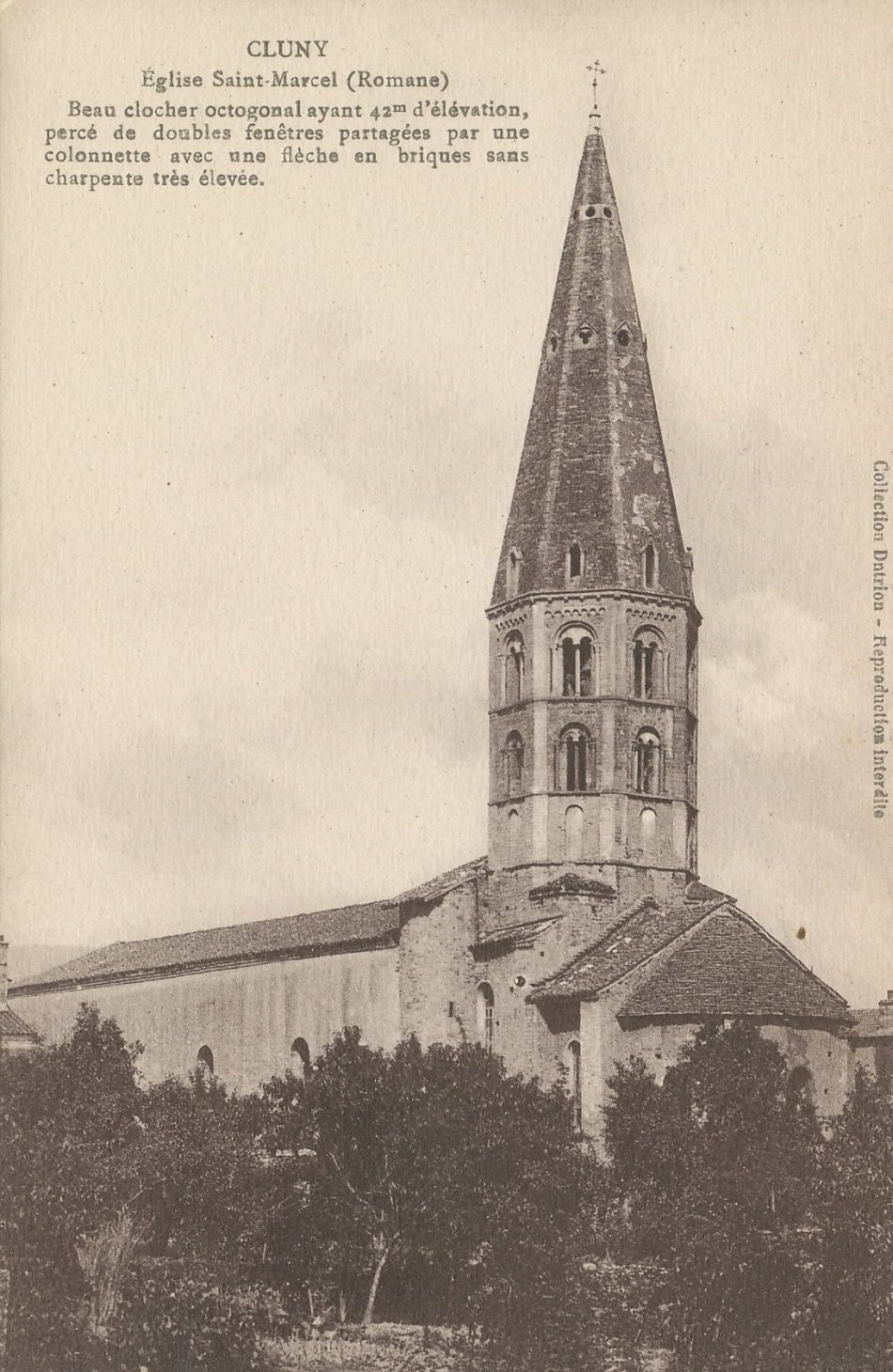 Cluny. Eglise Saint-Marcel (romane). Beau clocher octogonal ayant 42 m d'élévation, percé de doubles fenêtres partagées par une colonnette avec une flèche en briques sans charpente très élevée.