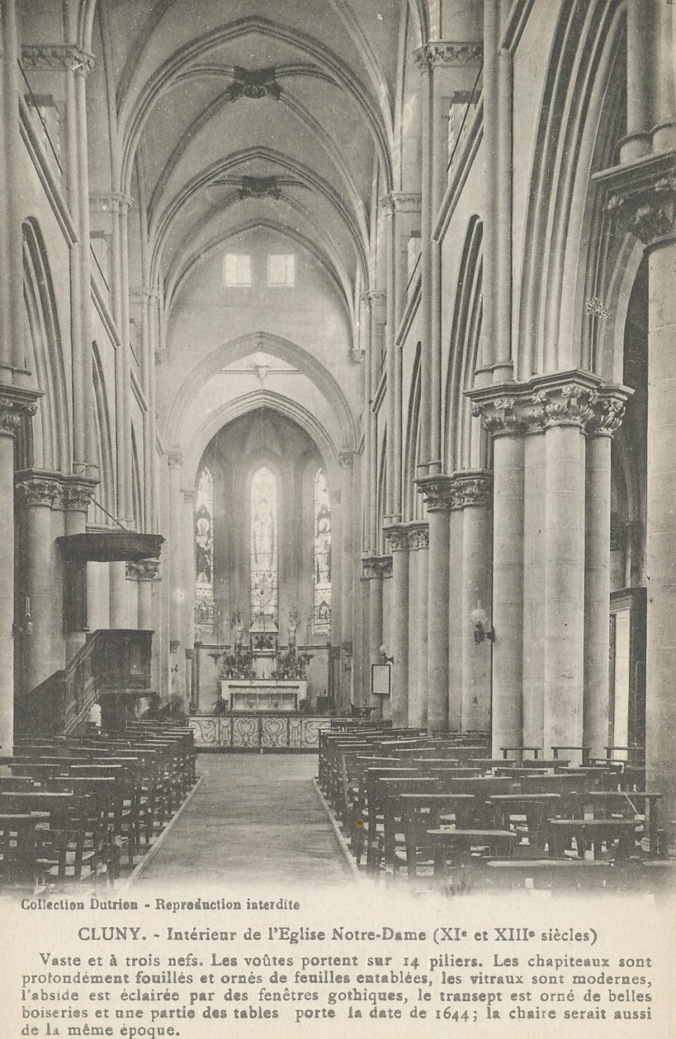 Cluny. Intérieur de l'église Notre-Dame (XIe s. et XIIIe s.). Vaste et à trois nefs. Les voûtes portent sur 14 piliers. Les chapiteaux sont profondément fouillés et ornés de feuilles entablées, les vitraux sont modernes, l'abside est éclairée par des fenêtres gothiques, le transept est orné de belles boiseries et une partie des tables porte la date de 1644 ; la chaire serait aussi de la même époque.