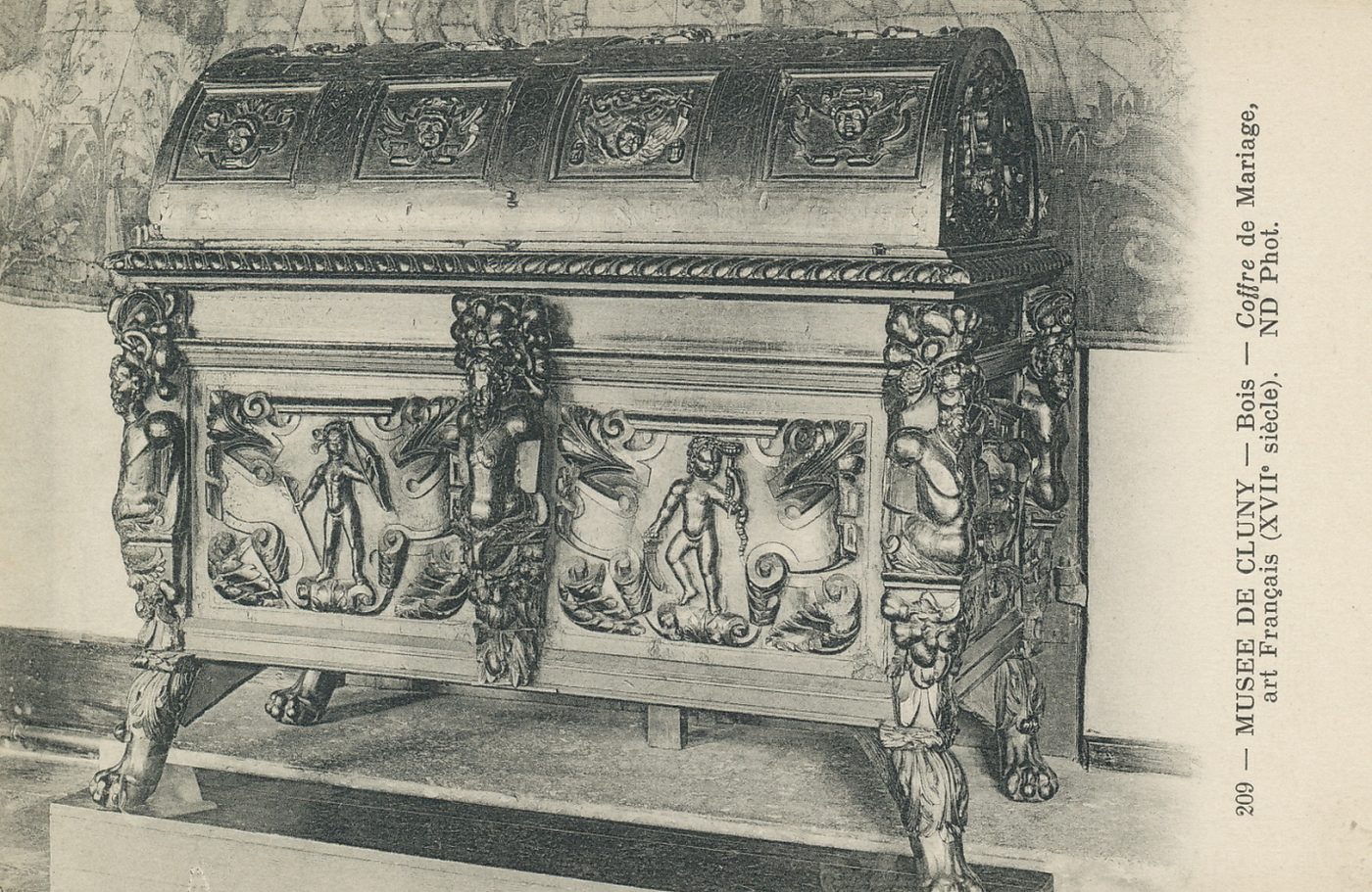 Musée de Cluny. Bois. Coffre de mariage, art français (XVIIIe s.).