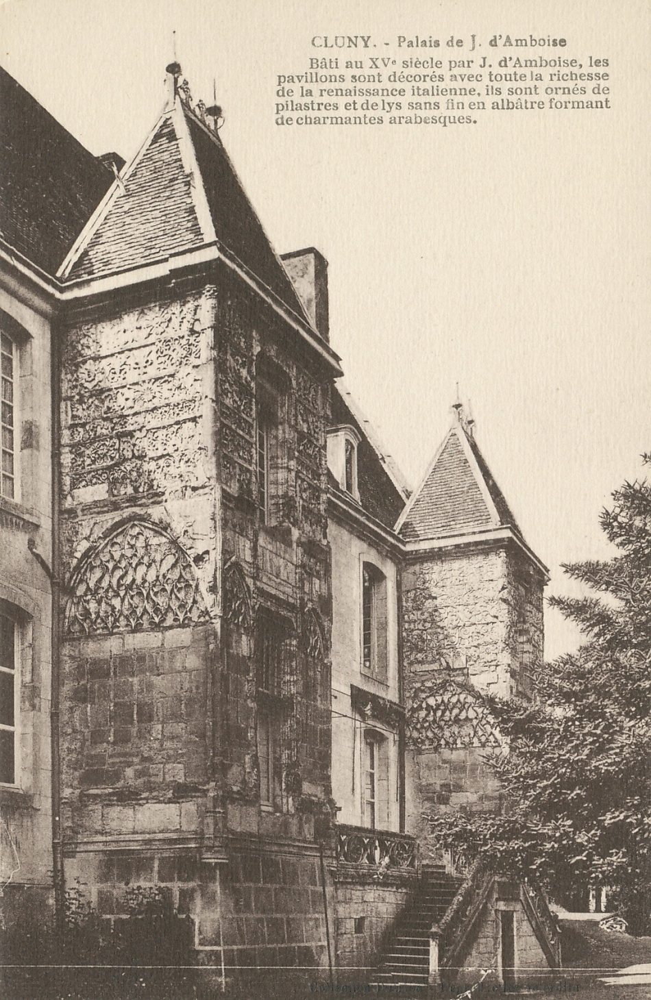 Cluny. Palais de J. d'Amboise. Bâti au XVe s. par J. d'Amboise, les pavillons sont décorés avec toute la richesse de la Renaissance italienne, ils sont ornés de pilastres et de lys sans fin en albâtre formant de charmantes arabesques.