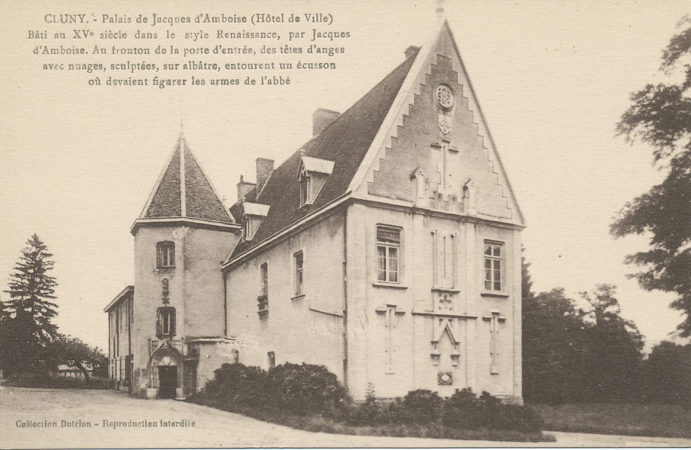 Cluny. Palais de Jacques d'Amboise (hôtel de Ville). Bâti au XVe s. dans le style Renaissance, par Jacques d'Amboise. Au fronton de la porte d'entrée, des têtes d'anges avec nuages, sculptées, sur albâtre, entourent un écusson où devaient figurer les armes de l'abbé.