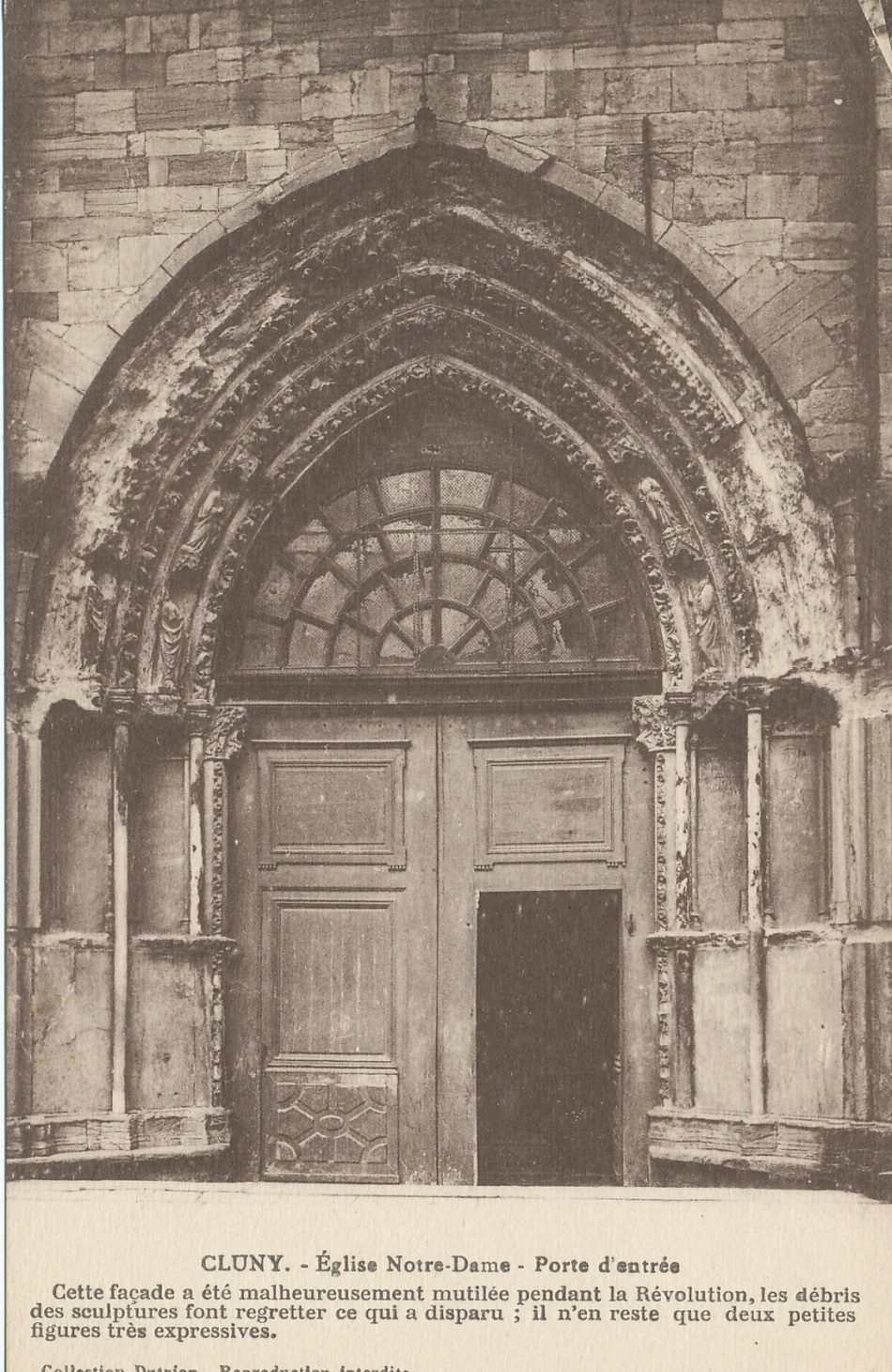 Cluny. Eglise Notre-Dame. Porte d'entrée. Cette façade a été malheureusement mutilée pendant la Révolution, les débris des sculptures font regretter ce qui a disparu ; il n'en reste que deux petites figures très expressives.