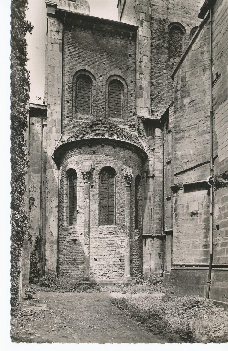 Abbaye de Cluny. Absidiole est du croisillon sud.