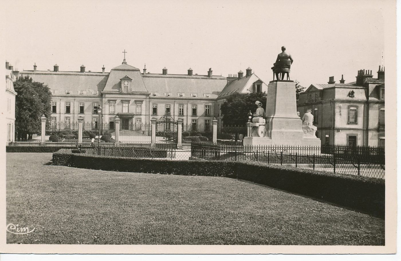 Le Creusot. Hôtel-Dieu et Monument.