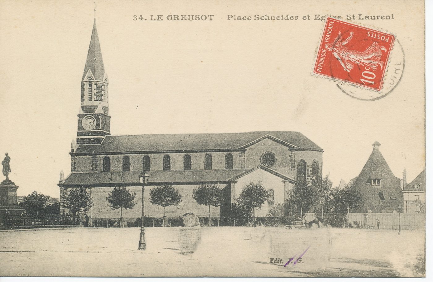 Le Creusot. Place Schneider et église Saint-Laurent.