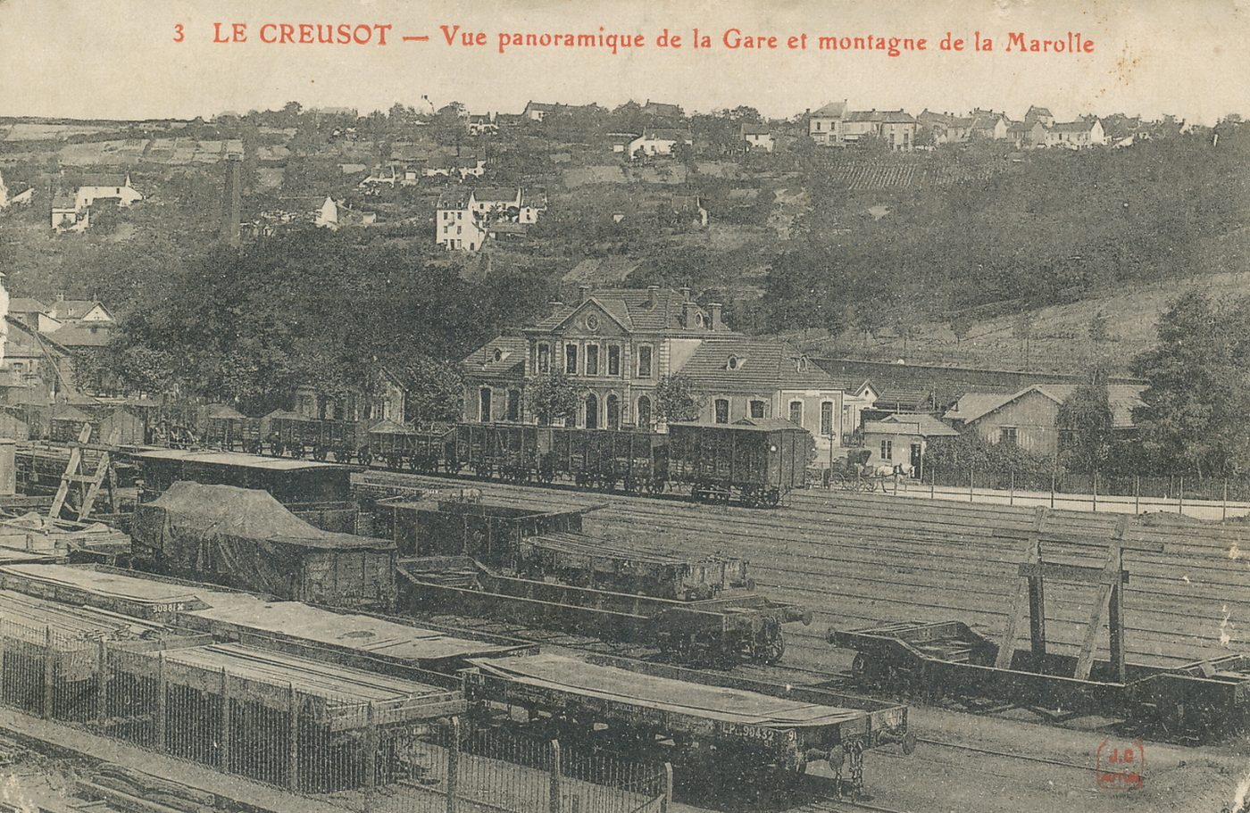 Le Creusot. Vue panoramique de la gare et montagne de la Marolle.
