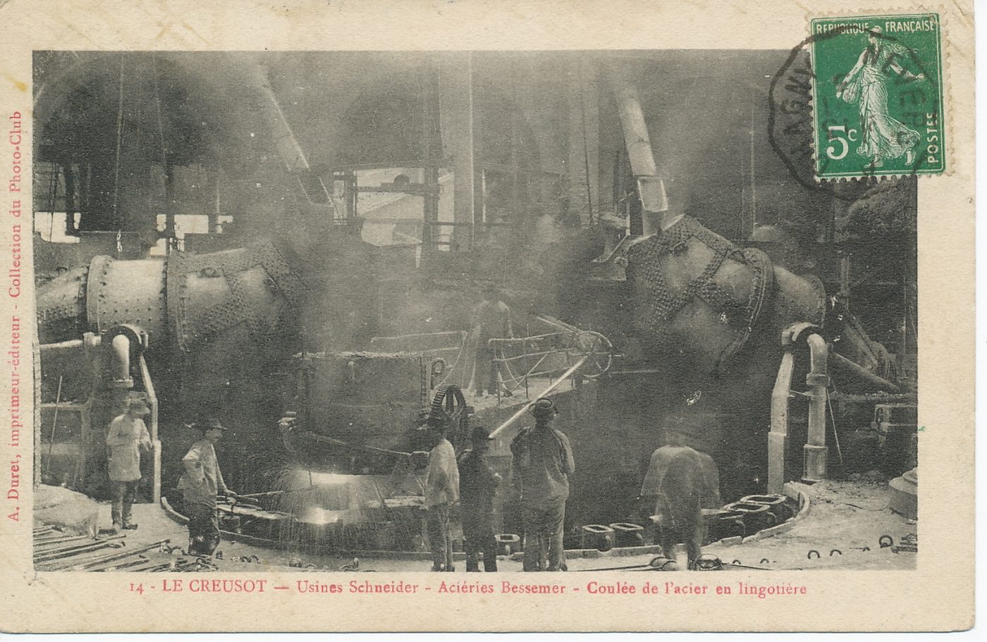 Le Creusot. Usines Schneider. Coulée de l'acier en lingotière.