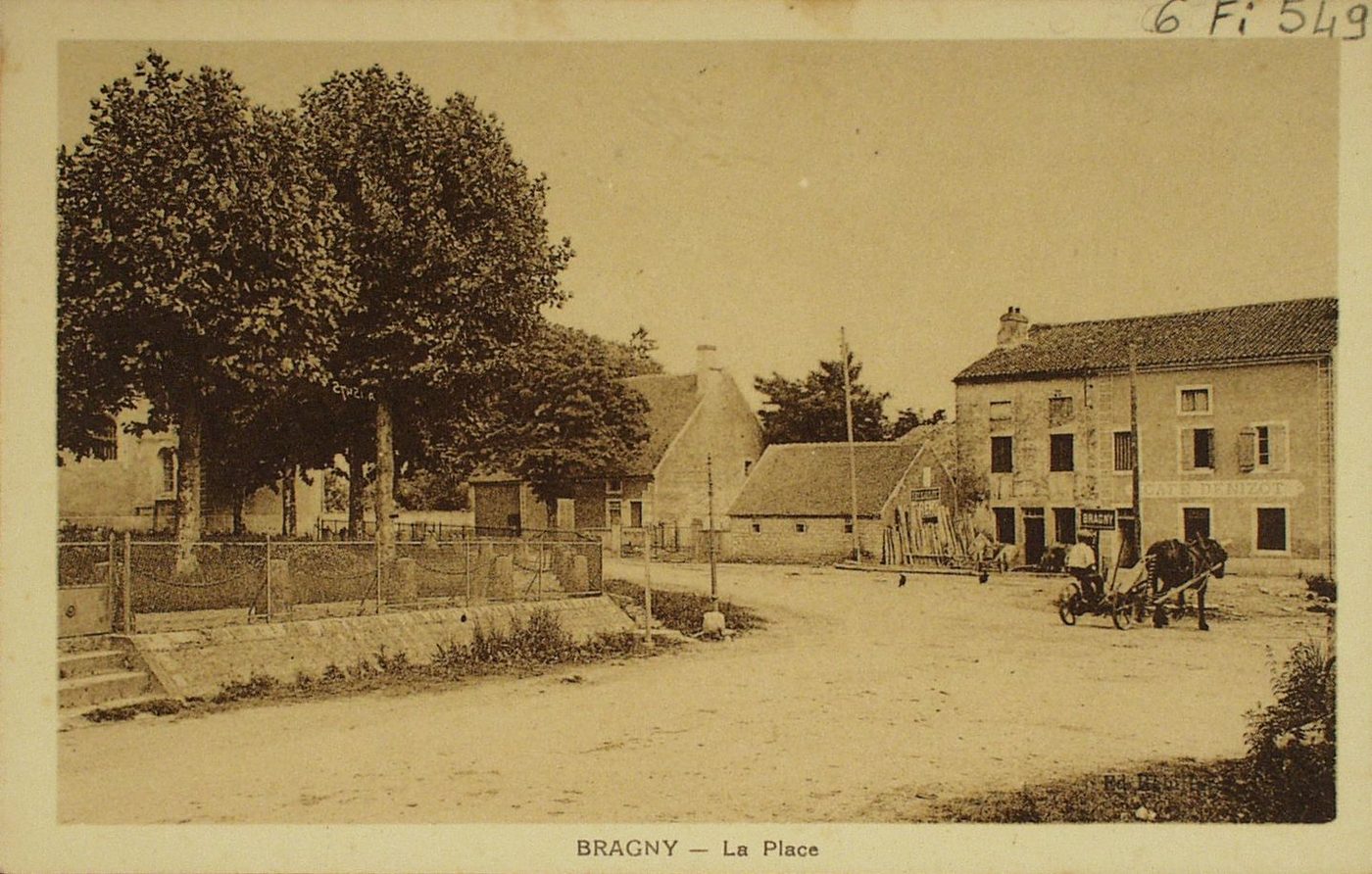 Bragny. La place.