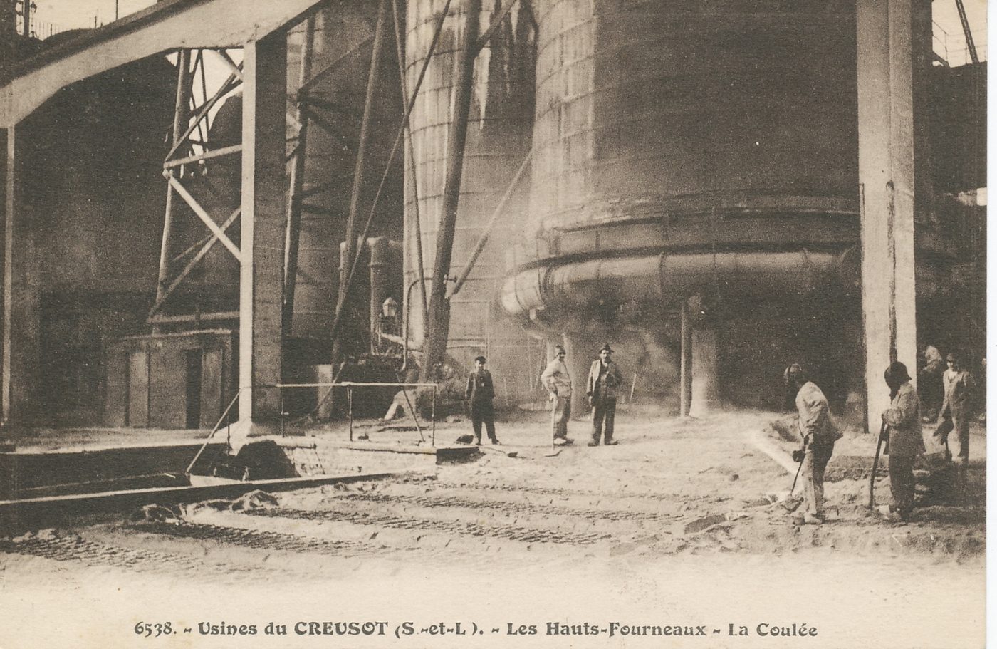 Usines du Creusot. Les hauts fourneaux. La coulée.