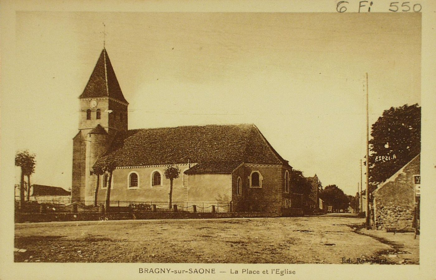 Bragny-sur-Saône. La place et l'église.