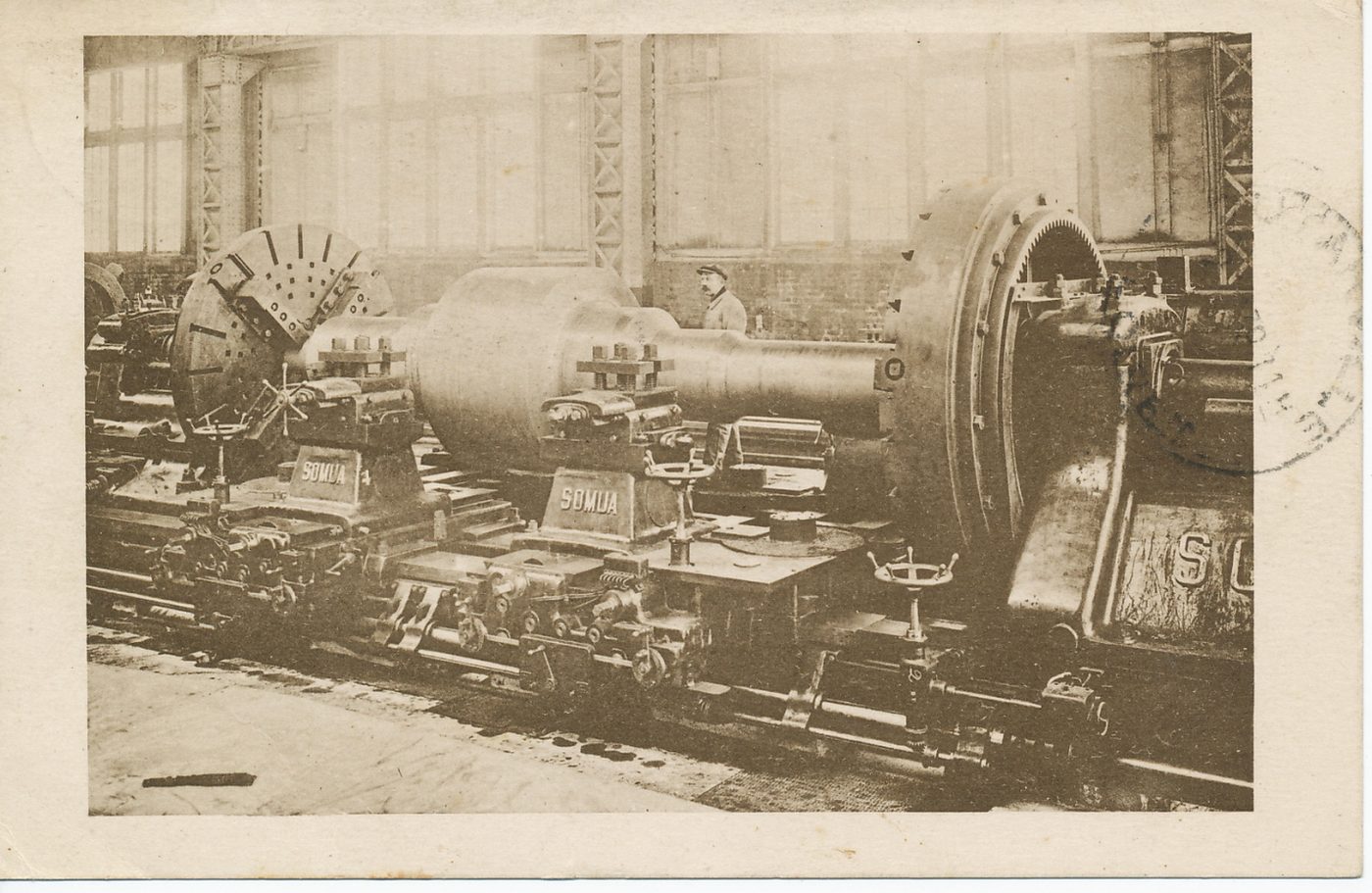 Usines du Creusot. Tournage d'un rotor de turbine.