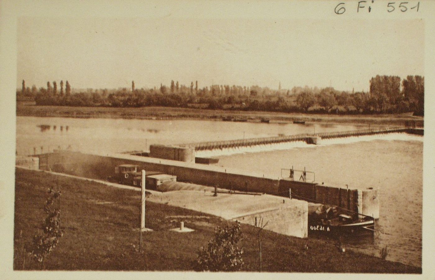 Bragny-sur-Saône. Petite écluse et barrage.
