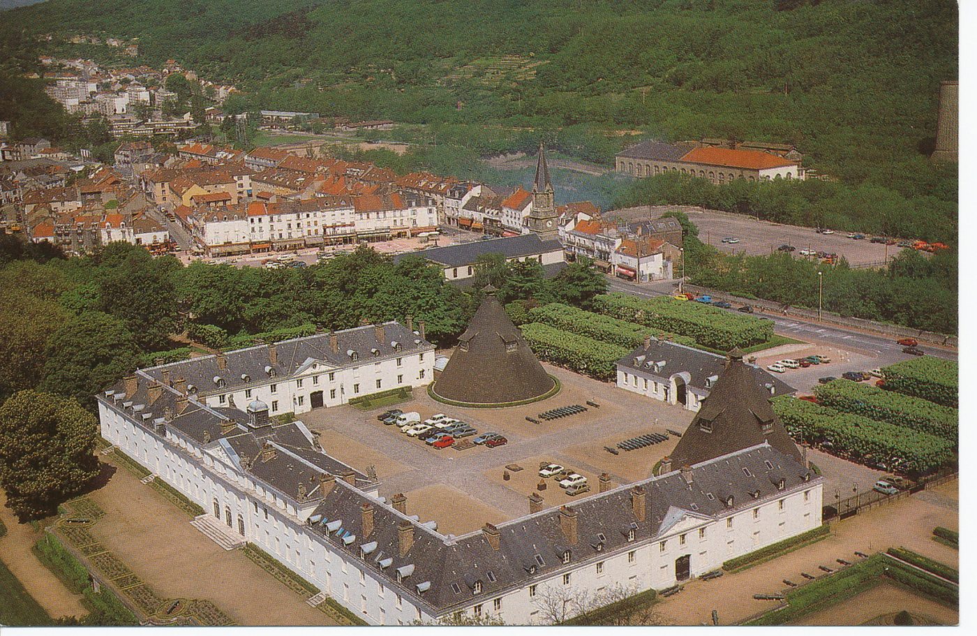 Le Creusot.- Vue générale aérienne. Château de la Verrerie. Ancienne manufacture de cristaux (1786-1832). Résidence de la famille Schneider (1837-1970). Siège de l'Ecomusée de la Communauté urbaine.