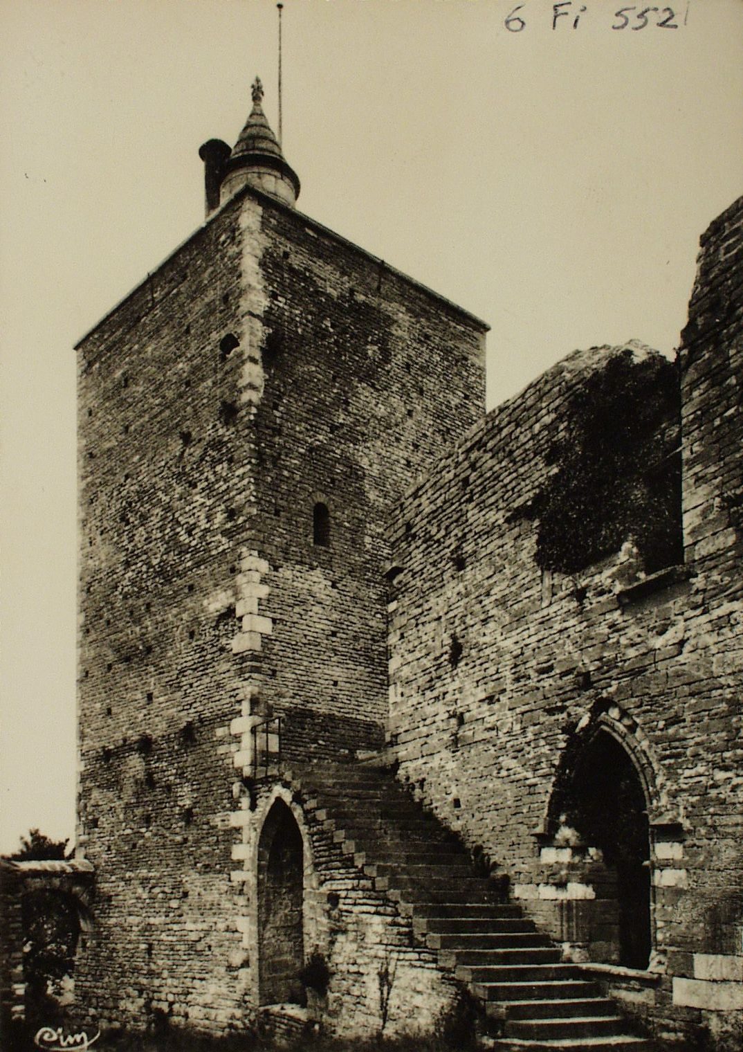 Brancion. Tour du château.