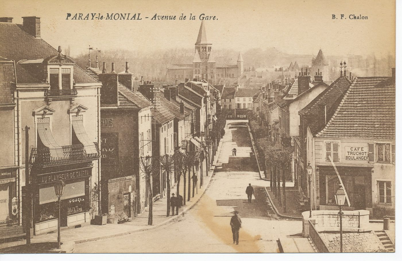 Paray-le-Monial. Avenue de la Gare.
