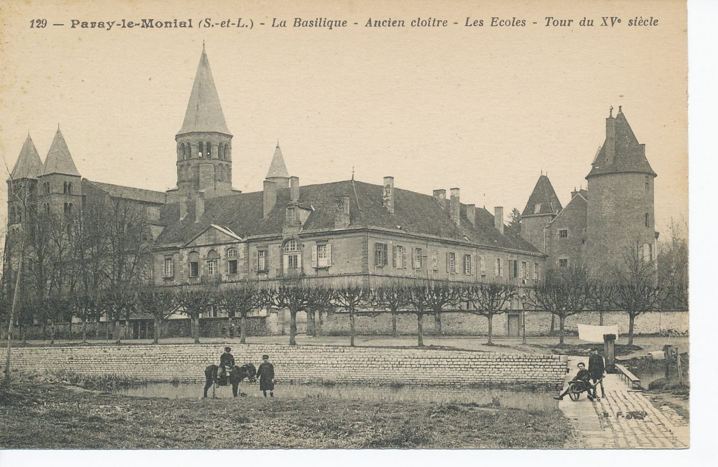 Paray-le-Monial. La basilique. Ancien cloître. Les écoles. Tour du XVe s.