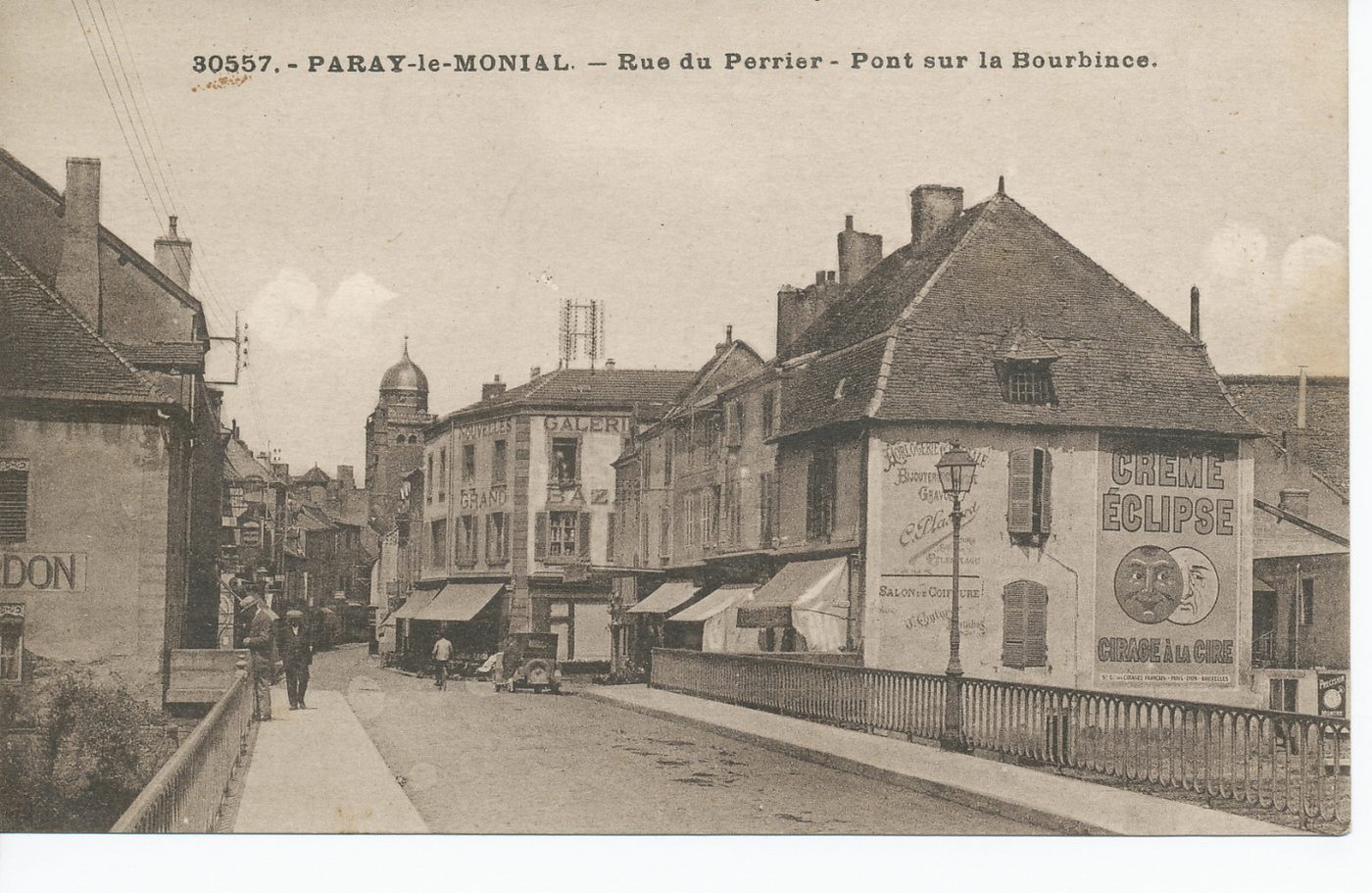 Paray-le-Monial. Rue du Perrier. Pont sur la Bourbince.