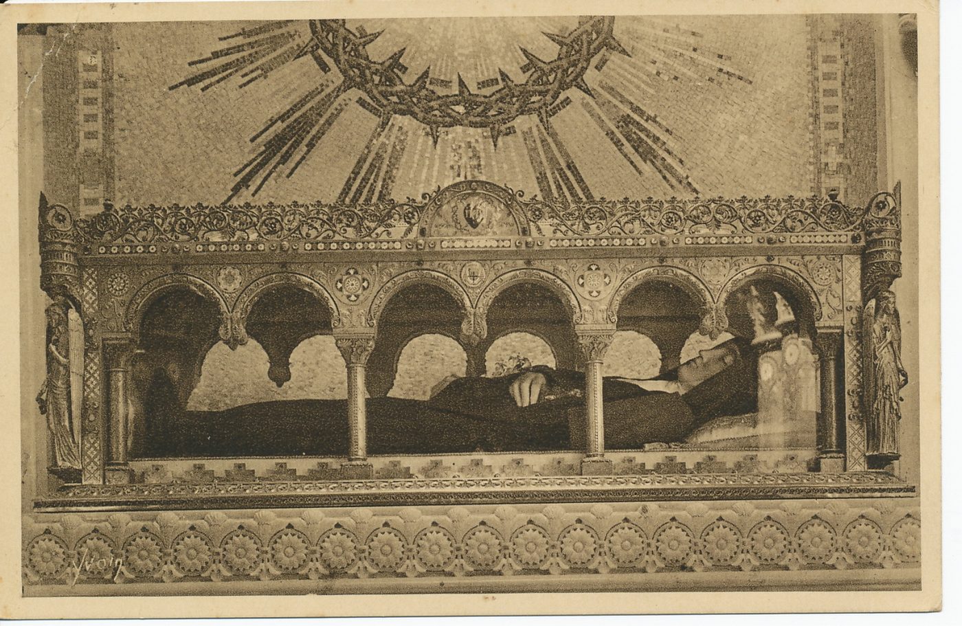 Paray-le-Monial. Monastère de la Visitation. Châsse renfermant les reliques de sainte Marguerite-Marie Alacoque.