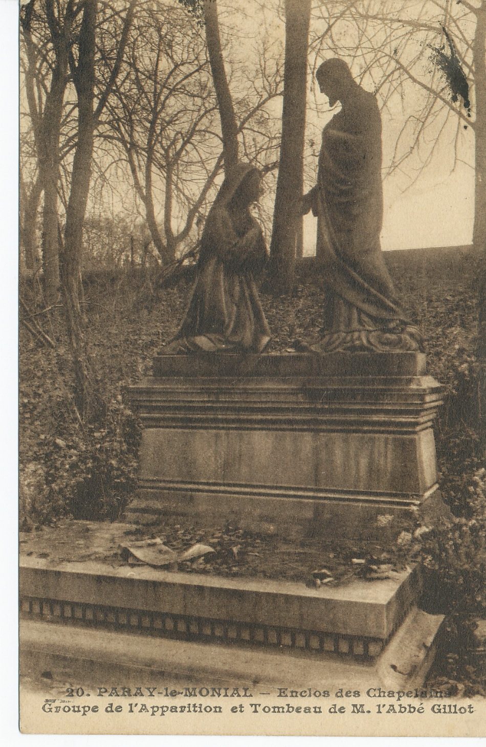 Paray-le-Monial. Enclos des Chapelains. Groupe de l'Apparition et tombeau de M. l'Abbé Gillot.