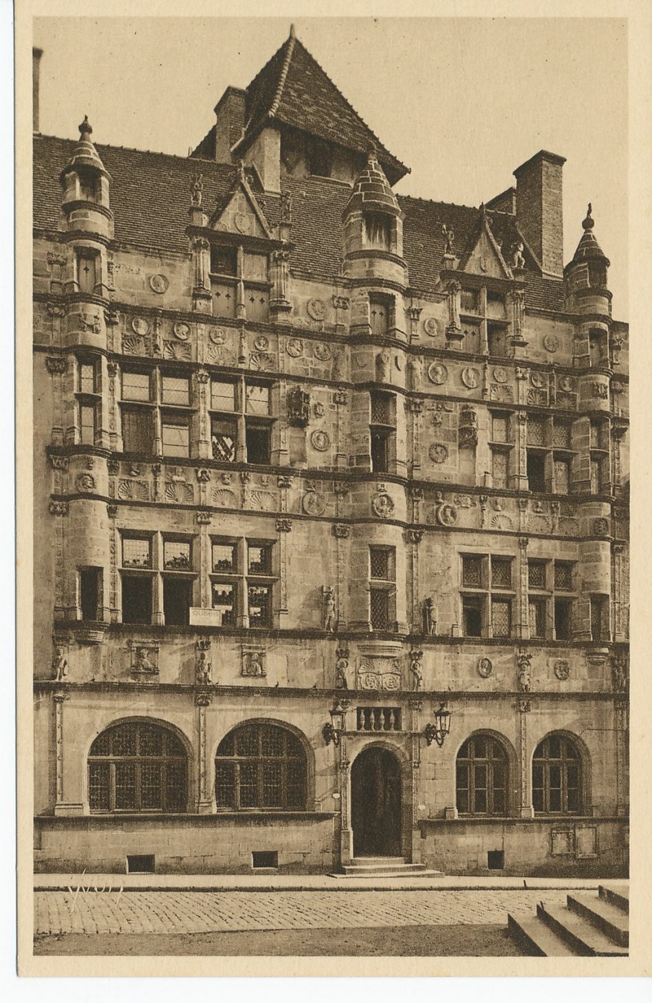 La douce France. Paray-le-Monial. Hôtel de ville construit au XVIe s.