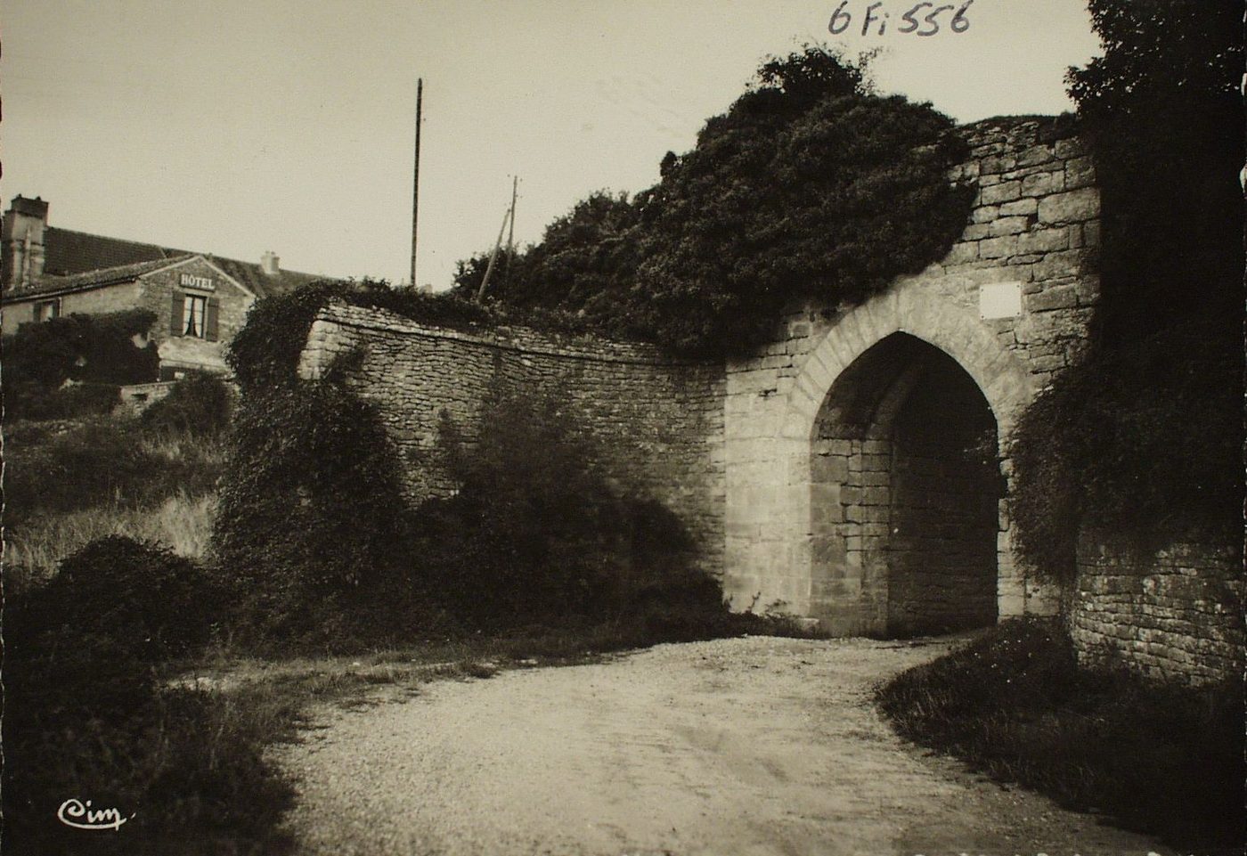 Brancion. Porte du château. Autrefois pont-levis, supprimé au XVIe s.