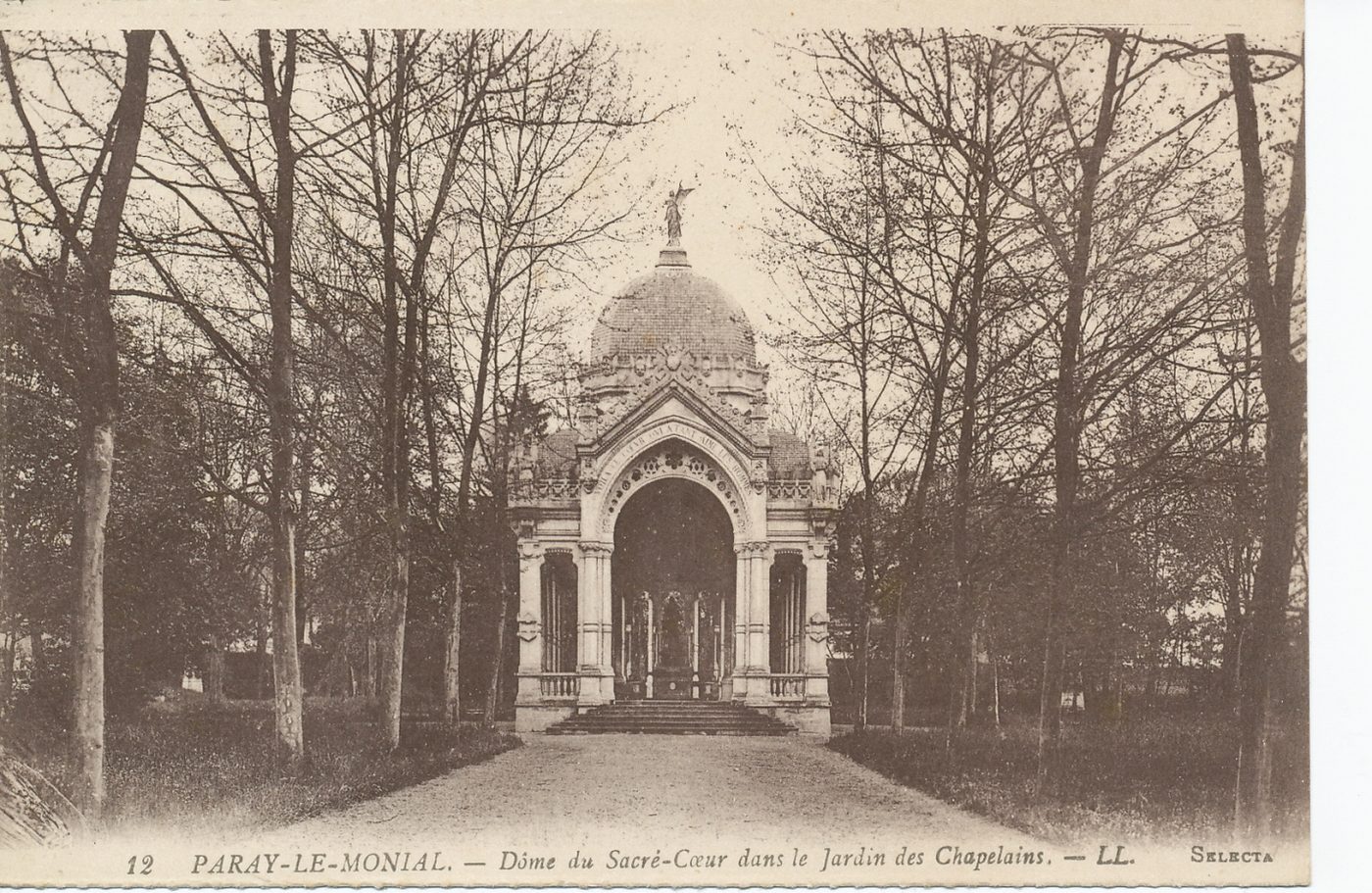 Paray-le-Monial. Dôme du Sacré-Coeur dans le jardin des Chapelains.