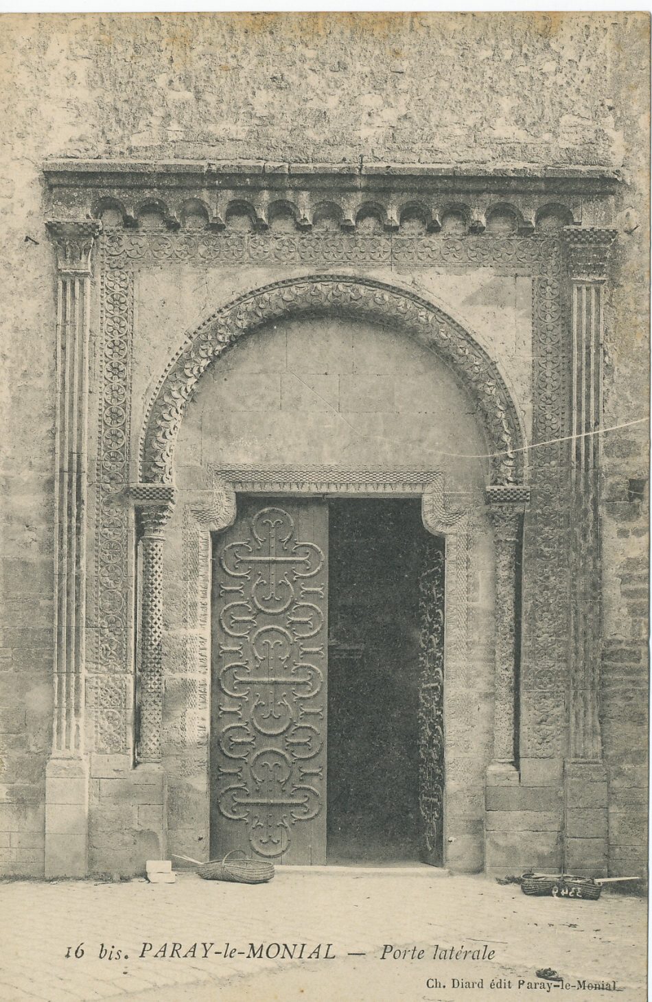 Paray-le-Monial. Porte latérale.