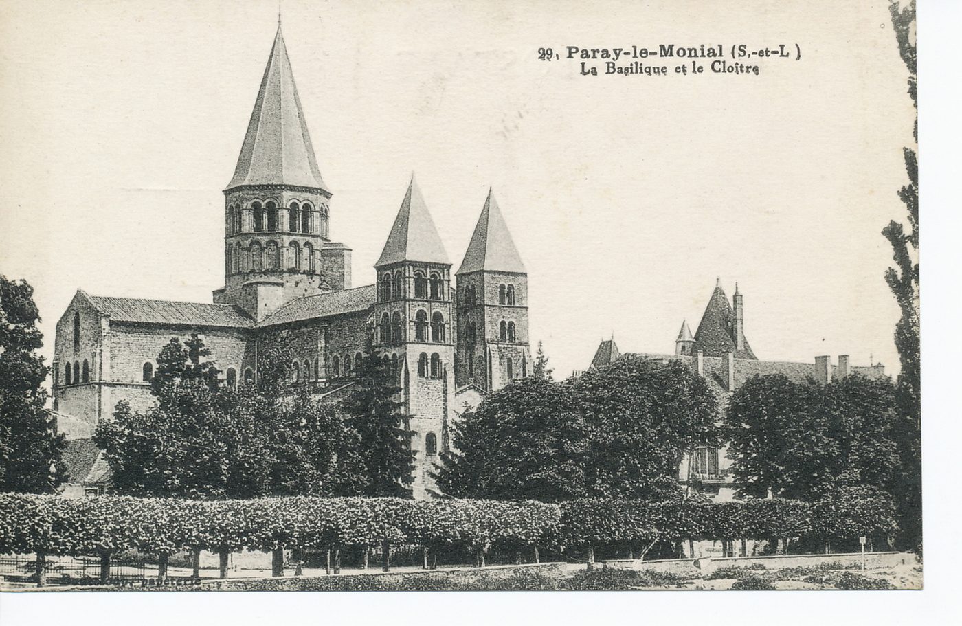 Paray-le-Monial. La basilique et le cloître.