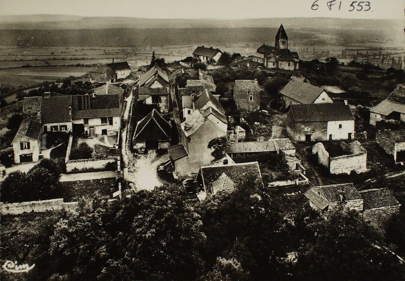 Brancion. Vue générale. Au 1er plan, à gauche, l'hostellerie.