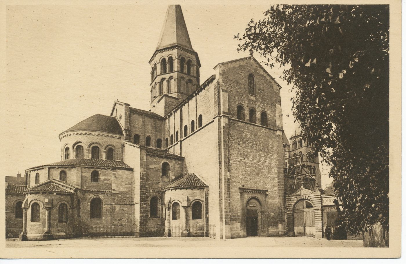 La douce France. Paray-le-Monial. La basilique du Sacré-Coeur (XIe. s.).